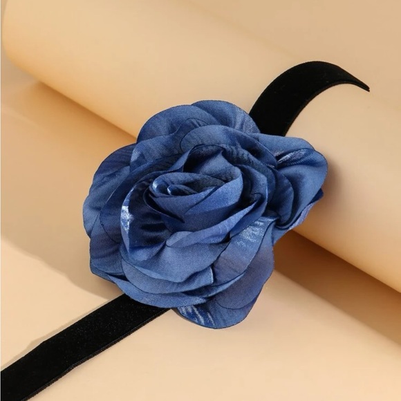 Chocker - Picture 4 of 5